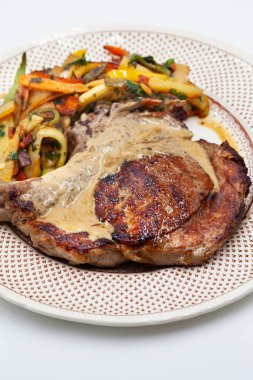 Kremalı dana pirzolası ve kızarmış sebze.