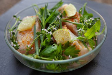 Cam bir tabakta balık ve bitki.