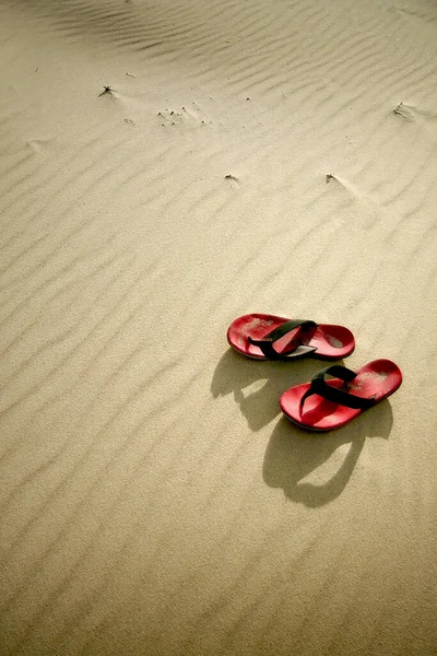 Σαγιονάρες Στην Άμμο — Φωτογραφία Αρχείου