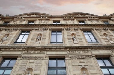 Paris 'te Le Louvre cephesi