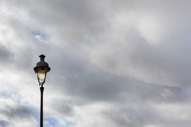 Sokak lambası ve bulutlu gökyüzü