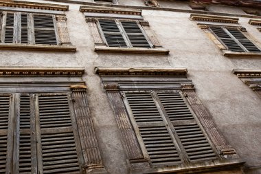 Eski bir Fransız konağının cephesi