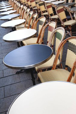 Paris 'te bir barın terasında masa ve sandalyeler