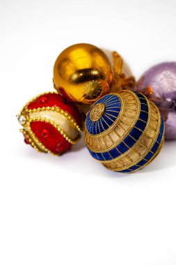 Noel topları beyaz bir fırında