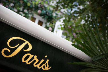 Paris 'te bir Fransız kafe dükkanını kapatın.