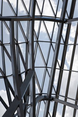 Arka planda metal kirişler ve mavi gökyüzü