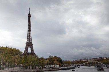 Paris'te Eyfel Kulesi ve seine Nehri