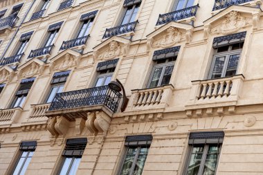 Lyon şehrinde klasik bir binanın cephesi