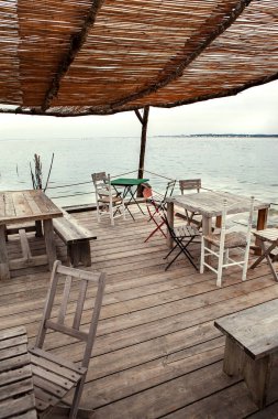 Tahta teras ve Fransa 'da deniz kenarındaki kırsal kafe.