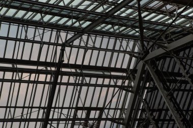 Paris 'teki bir binanın içindeki metal cam çatı