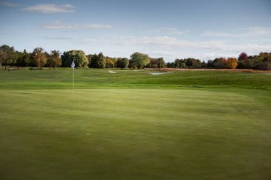 Fransız kırsalında golf yeşili