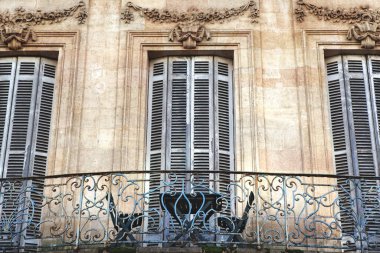 Klasik bir binanın terasında masa ve sandalyeler.