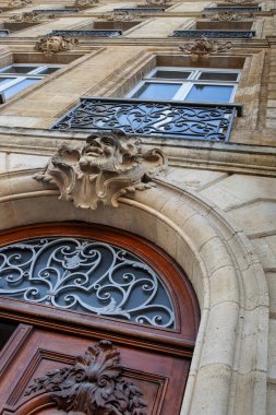 Bordeaux Fransız şehrinde klasik bir malikanenin cephesi