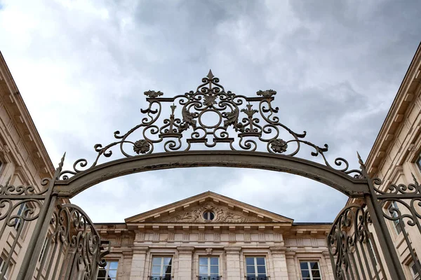 Σιδερένια Πύλη Μιας Γαλλικής Έπαυλης Στο Κλερμόν Φεράν Εικόνα Αρχείου