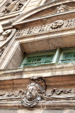 Paris 'in Marais bölgesindeki eski bir malikanenin ön cephesinin ayrıntıları.