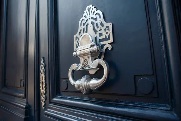 Βύσμα Πόρτας Μπρούτζινου Μπλε Ξύλινη Πόρτα Royalty Free Φωτογραφίες Αρχείου
