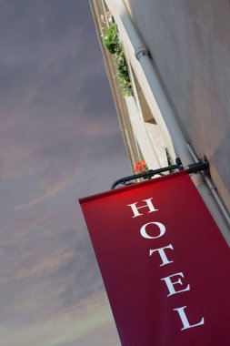 Bir Fransız köyünde otel tabelası