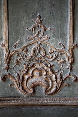 Paris 'teki bir malikanede oyulmuş ahşap bir panel.