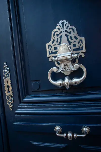 Bronzové Klepadlo Dřevěné Dveře — Stock fotografie