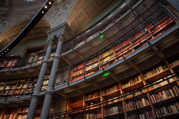 Εσωτερικό Της Γαλλικής Μεγάλης Βιβλιοθήκης Στο Παρίσι — Φωτογραφία Αρχείου