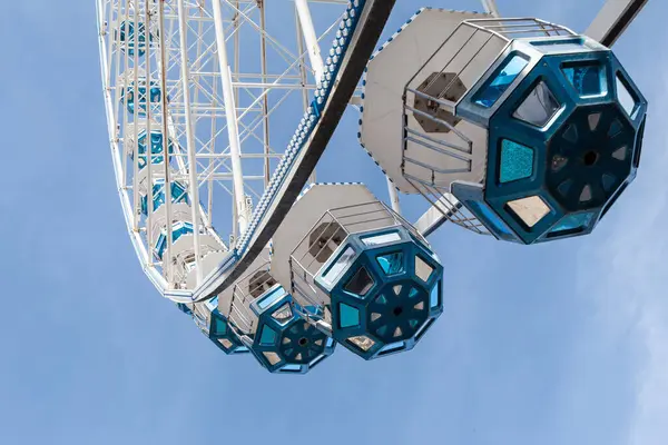 Riesenrad Und Blauer Himmel Auf Dem Hintergrund — Stockfoto