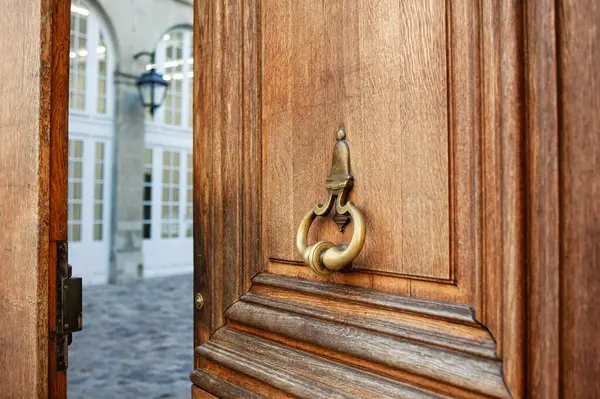 Halb Geöffnete Tür Zum Hof Einer Privaten Villa — Stockfoto
