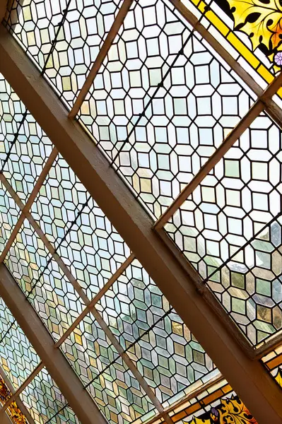フランスの家に古いステンドグラスの窓の詳細 — ストック写真