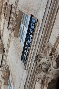 Bordeaux Fransız şehrinde klasik bir malikanenin cephesi