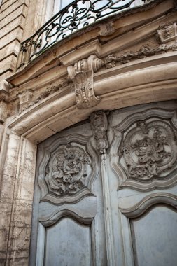 Lyon Fransız şehrindeki bir malikanenin eski ahşap kapısı hasar görmüş.