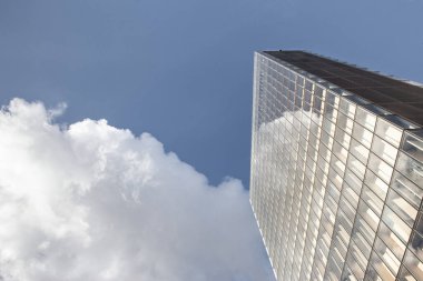 Fransız Büyük Kütüphanesi ve mavi gökyüzü arka planda