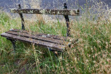 Yol kenarındaki eski ahşap bank