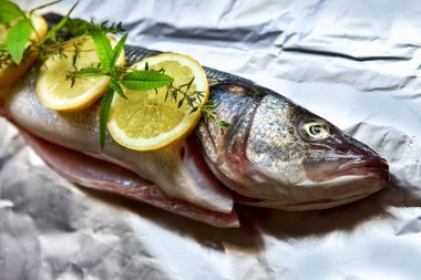 Alüminyum folyoyla dilimlenmiş limon balığı