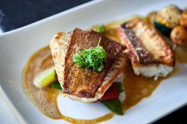 Saint Pierre balık ve sebze filetosu.