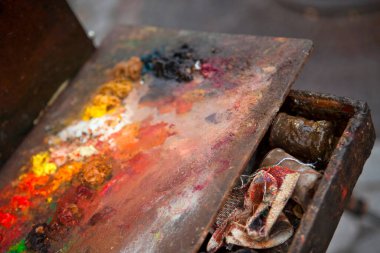 Bir ressam paletindeki renkleri kapat