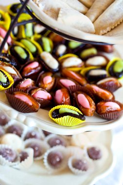 Kuru erik ve çikolatalı mantarlı doğu hamur işleri.