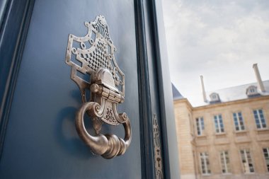 Şık bir Fransız malikanesinin kapı tokmağı