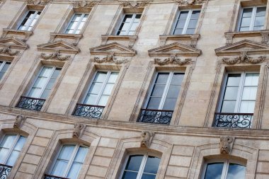 Bordeaux 'da klasik bir malikanenin taş cephesi