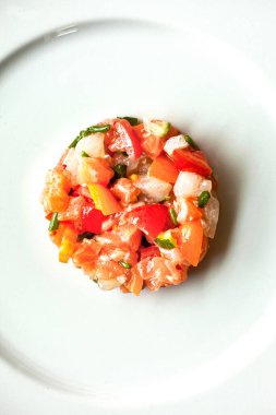 Domatesli, biberli ve kabaklı çiğ balık parçaları