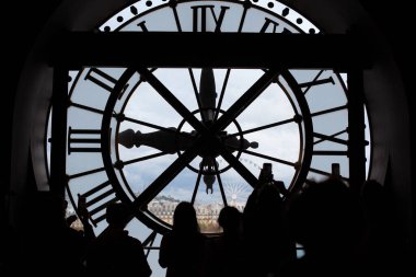 Paris 'teki Orsay Müzesi' nde saatin arkasında bir grup insan var.