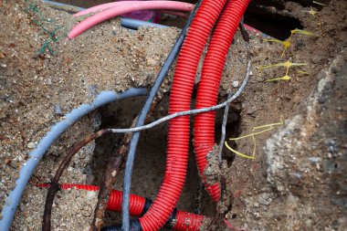 İnşaat alanındaki elektrik bağlantı borusu.