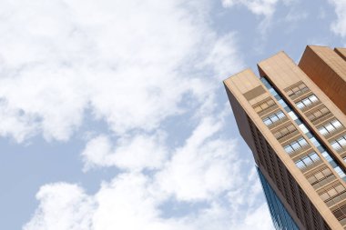 Paris 'te gökdelen ve bulutlu gökyüzü