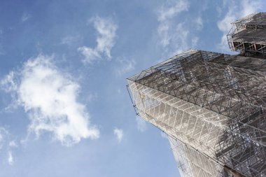 İnşaat iskelesi ve bulutlu mavi gökyüzü