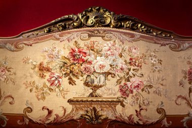 Antika bir kanepeye nakış işi.