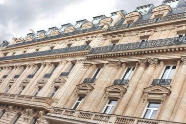 Paris 'teki klasik taş binalar.