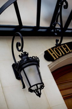 Paris 'te büyüleyici bir otelin girişi.
