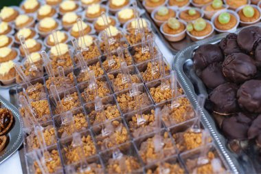 Açık büfedeki küçük tatlıları kapat