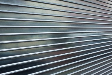 Bir alışveriş merkezinde kapalı demir perde