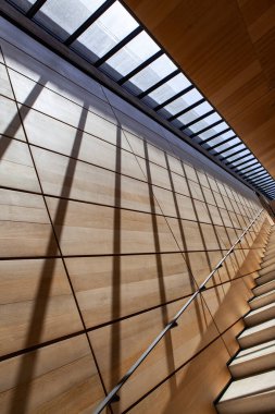 Modern bir binada ahşap duvar ve merdiven.