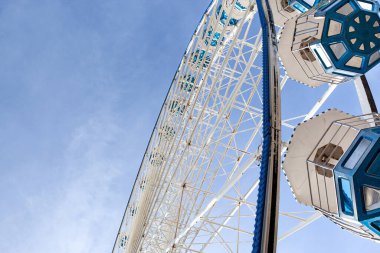 Arka planda büyük tekerlek ve mavi gökyüzü