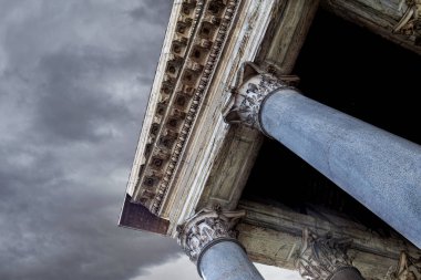 Roma Panteonunun düşük açılı görüntüsü